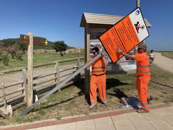 La Policía se despliega en las playas, levanta a bañistas y cierra accesos para frenar el aluvión