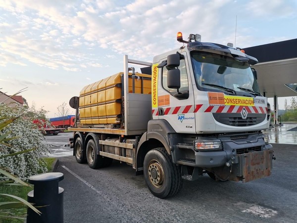 La Demarcación de Carreteras de Cantabria, dependiente del Ministerio de Transportes, Movilidad y Agenda Urbana, va a utilizar los camiones de salmuera del dispositivo de viabilidad invernal para proceder a la desinfección de 34 estaciones de servicio de la red principal de carreteras de la comunidad autónoma. Primero se procederá a la desinfección de las 20 estaciones de servicio que hay con enlace directo o próximo a las autovías A-8 y A-67, y se continuará con las de la red convencional. Los trabajos comenzaron ayer con la desinfección del área de servicio de Valdáliga, en la A-8.