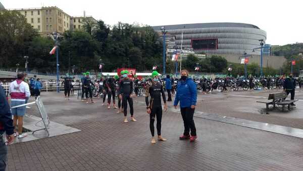 Gómez Noya premia al Bilbao Triathlon