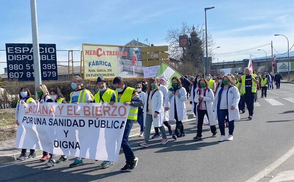 Un abrazo al hospital y más público que se suma a la marcha.