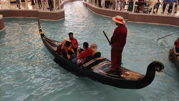 Aficionados de España que vienen de la India montan en góndola en Qatar. La foto nos la manda nuestro compañero Pío García desde el centro comercial Villaggio, al lado del estadio Khalifa