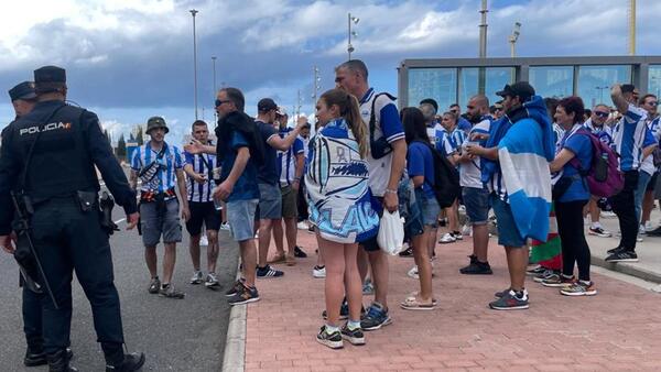 En directo, la afición del Alavés disfruta de la &#039;final&#039; por el ascenso
