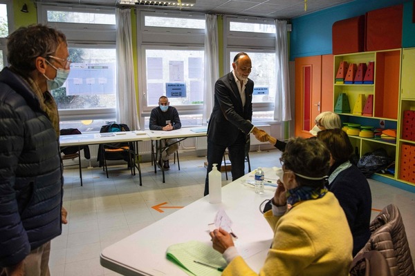 Edouard Philippe, ex primer ministro francés, acude a votar. AFP