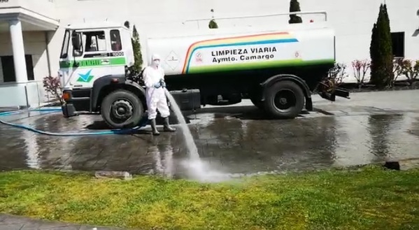 El Ayuntamiento de Camargo está ejecutando desde la pasada semana tareas de limpieza con desinfectante mediante cisterna y barredoras de aquellas zonas que registran mayor afluencia de personas, como parte de las medidas puestas en marcha para frenar la propagación del coronavirus. En concreto, empleados de la empresa concesionaria Sintrasa realizan a diario tareas de limpieza con este sistema en los centros de salud y las residencias de ancianos del municipio, además de accesos a dependencias de Policía Local, Servicio de Extinción de Incendios, Guardia Civil. Además, también se realizan labores de limpieza por el mismo método en los accesos a supermercados, tiendas de alimentación y comercios que prestan sus servicios durante el estado de alarma, paradas de autobús, en las entradas de los centros comerciales y su entorno, con una periodicidad de cada dos días.