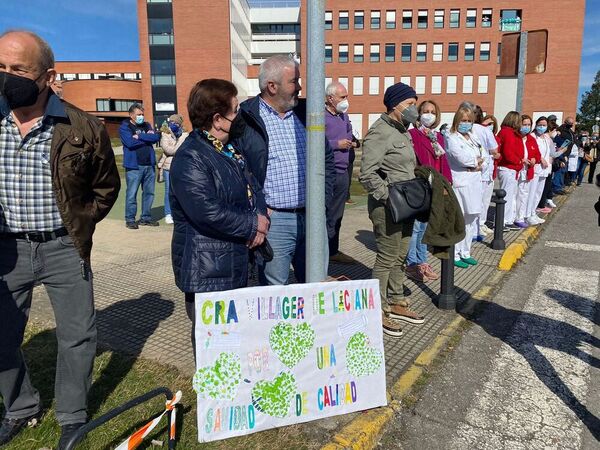 Sollidaridad de principio a fin. Miles de personas ahora ante el Hospital de El Bierzo.