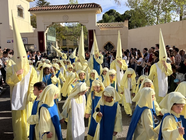 Salida de la procesión, en la que los niños han sido protagonistas. C. Pinto