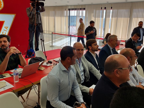 El notario prohíbe a los medios informar en directo sobre la junta de accionistas del Real Murcia