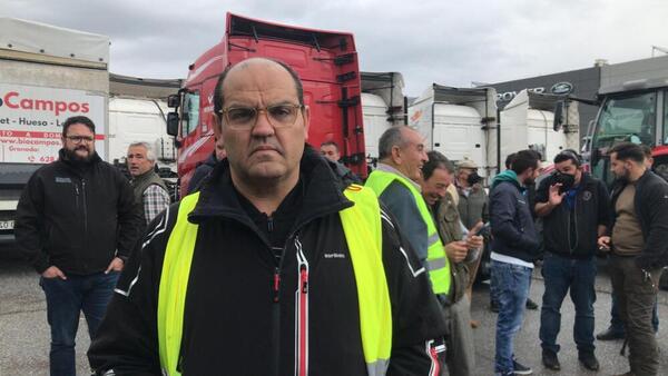 Los transportistas exhiben su fuerza en Granada con apoyo del campo