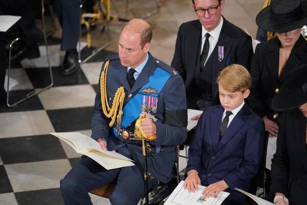 Los futuros heriederos, el Príncipe de Gales y su hijo, Jorge, en la ceremonia religiosa (EP)