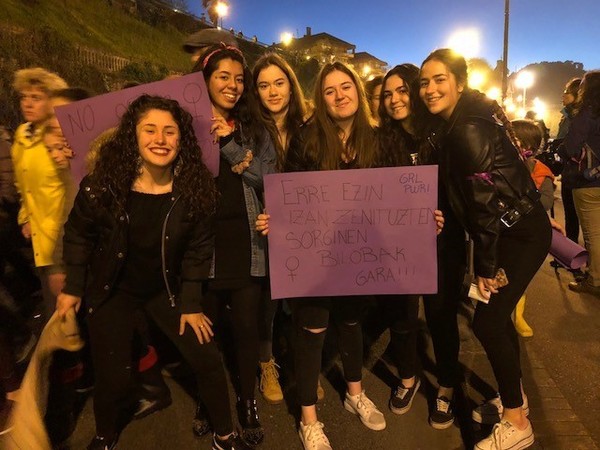 “Hemos venido a luchar por nuestros derechos y a reivindicar lo que ahora mismo para nosotras no es justo”, señalan estas jóvenes que se han acercado a la manifestación desde Lasarte- Oria. / Ainhoa Múgica