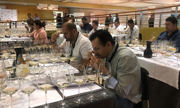 Los asistentes degustan el caviar