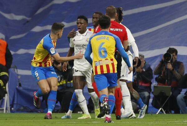 Real Madrid - Valencia CF: directo, resultado, crónica y video del partido de liga | Condenados a malvivir: El Valencia cae en el Bernabéu