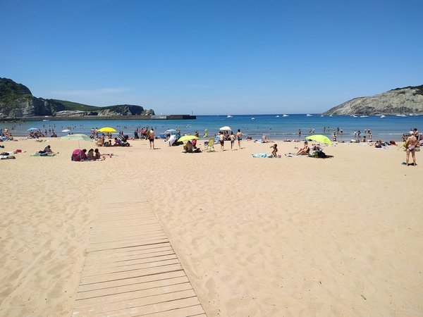 La Policía se despliega en las playas, levanta a bañistas y cierra accesos para frenar el aluvión