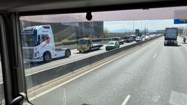 Así les hemos contado el minuto a minuto de la marcha lenta de 400 camiones desde Raos a Santander