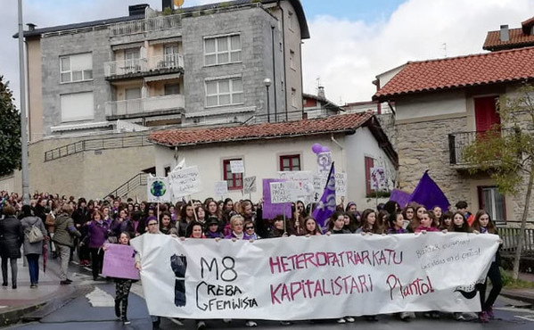 Una cacerolada ha recorrido este mediodía las calles de Legazpi. / Cristina Limia