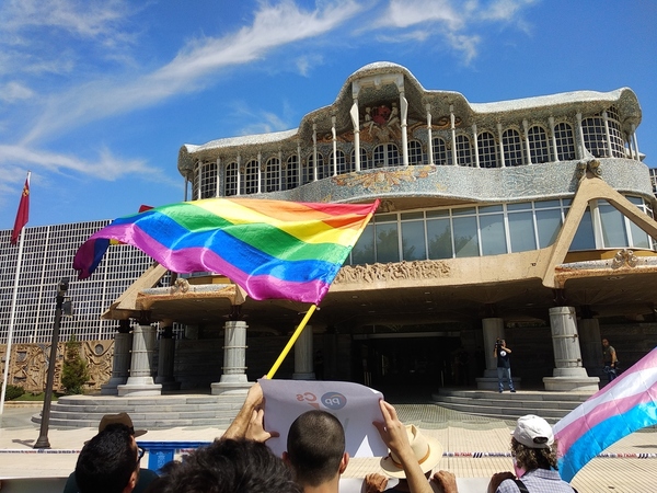 Protestas del colectivo LGTBI frente a la Asamblea, mientras se desarrolla la investidura en su interior. Guillermo Carrión / AGM