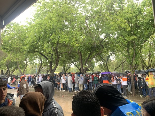 Ni la lluvia ahoga la fiesta y las ganas de victoria de una afición que se deja el alma por un Valencia campeón.