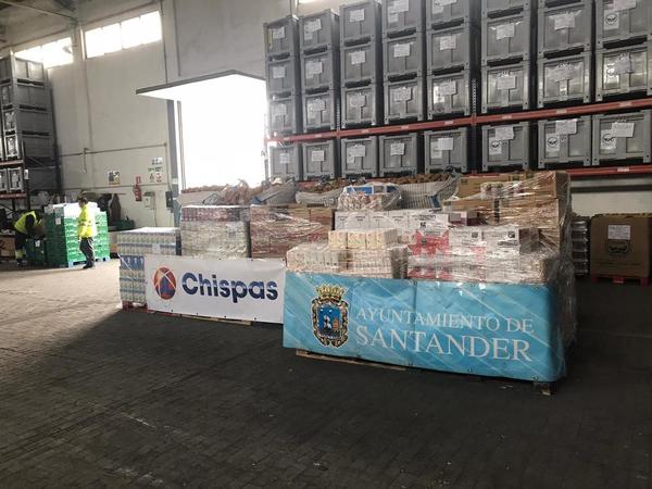 El Ayuntamiento de Santander ha donado 11.300 kilos de alimentos al Banco de Alimentos de Cantabria con el objetivo de dar respuesta al aumento de peticiones de alimentos que se están produciendo estos días en la ciudad. Así lo ha anunciado la alcaldesa, Gema Igual, quien ha explicado que se trata de una partida de alimentos con la que contaba el Consistorio, -derivada de las clausulas sociales del contrato con la empresa Chispas, concesionaria del recinto ferial para los 4 próximos años-, que irá dirigida a las familias más vulnerables del municipio.