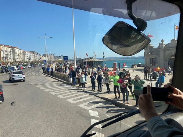 Llegamos a la rotonda del Palacete del Embarcadero. Multitud de gente se para a aplaudir, a grabar con los teléfonos móviles y a hacer gestos triunfantes.