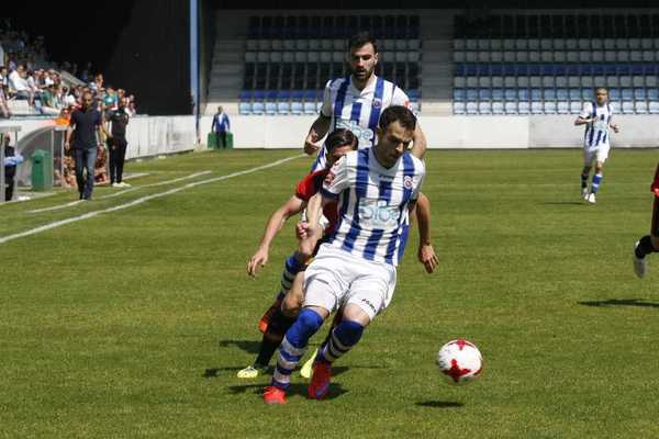 Hugo Vitienes guía el esférico mientras sube por la banda de El Malecón