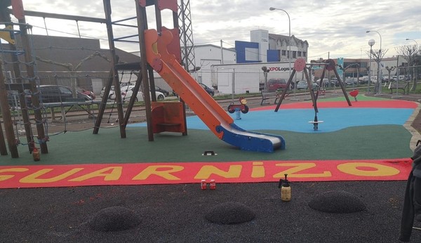 El Ayuntamiento de Astillero va a apagar la luz de pistas polideportivas y parques infantiles para ahorrar energía durante el estado de alarma. &amp;quot;No tiene sentido estar gastando energía y recursos si nadie puede disfrutar de estos lugares&amp;quot;, ha asegurado Alejandro Hoz, concejal de Barrios, quien ha querido recordar a todo los vecinos la necesidad de que cumplan con el decreto que propició el estado de alarma. La suspensión de la luz ha comenzado hace unos días y afecta a todos los lugares y espacios municipales al aire libre que disponen habitualmente de iluminación, como es el caso de las pistas polideportivas de San Isidro o La Casona y los diferentes parques infantiles. El edil ha aclarado que la suspensión no afecta al alumbrado de las calles, “que seguirá con normalidad”.