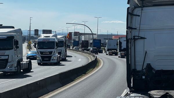 Así les hemos contado el minuto a minuto de la marcha lenta de 400 camiones desde Raos a Santander
