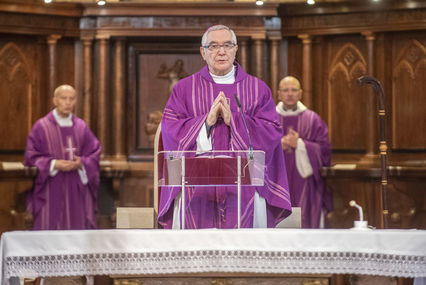 El obispo de Santander, Manuel Sánchez Monge, ha celebrado este viernes una misa funeral por las víctimas del Covid-19 en la Catedral de Santander. Previamente, sonaron las campanas con toque de difuntos en todas las parroquias e iglesias donde fue posible.El Obispado ha recordado que las circunstancias no permiten que en este momento se pueda hacer un funeral con una participación abierta de todos los fieles que lo deseen, lo que sí se hará "cuando toda esta situación se normalice".