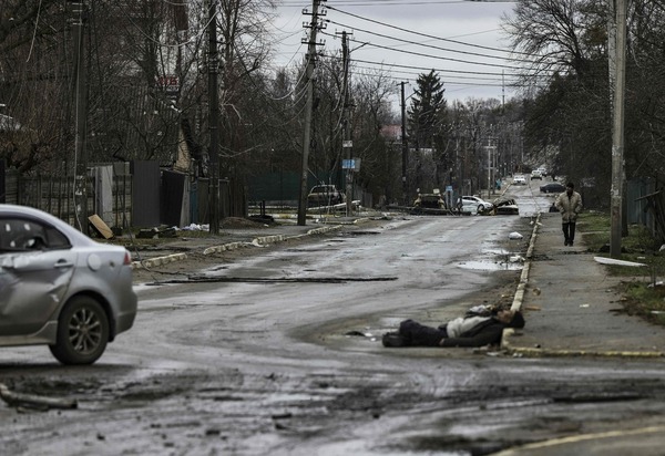 El cuerpo de un civil en Bucha, una localidad de las afueras de Kiev. AFP