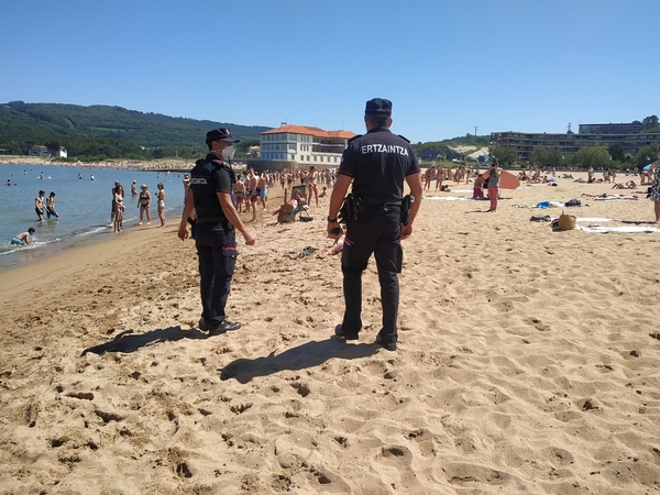 La Policía se despliega en las playas, levanta a bañistas y cierra accesos para frenar el aluvión