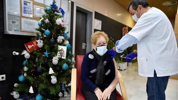 Los retrasos en la vacuna hacen peligrar los plazos de Sanidad