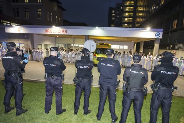 Nunca un aplauso había significado tanto. Y es que el de esta tarde en la zona de Urgencias del Hospital Valdecilla de Santander ha sido mucho más que un gracias. Según informa Laura Fonquernie, poco antes de las 20.00 horas, hasta allí se han acercado la Policía Nacional, la Local y los Bomberos de la ciudad para homenajear y reconocer la labor de los profesionales sanitarios que están en primera línea de fuego mientras dure esta crisis sanitaria. 