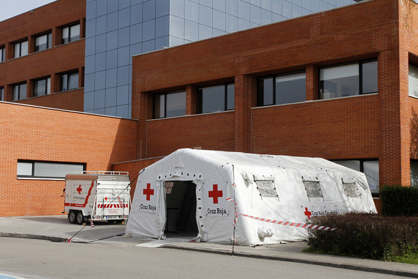En el hospital de Sierrallana se ha instalado esta mañana una carpa, externa al edificio, para la realización de las pruebas del coronavirus al personal sanitario
