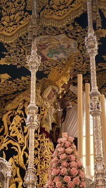 Un hermano ha cambiado la corona de la Virgen por rotura.