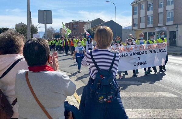 Los sanitarios, en la cabeza de la marcha.