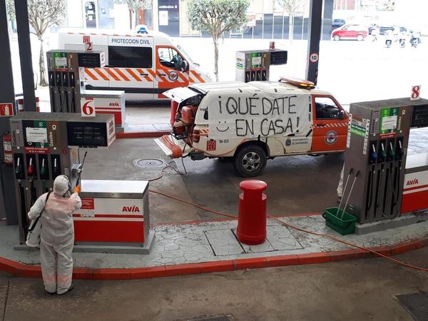 El Ayuntamiento de Santander continúa limpiando y desinfectando la ciudad gracias a un dispositivo del que forman parte los operarios de las empresas responsables de la limpieza viaria, parques y jardines, y al que se han unido también los voluntarios de la agrupación local de Protección Civil y los Bomberos de Santander. Tras haber recorrido todos los distritos de la ciudad vuelve a repasar todo el municipio con el objetivo de poner a punto todos los espacios urbanos. Así, durante este jueves, y a petición de la Asociación de Estaciones de Servicio, están limpiando y desinfectando también las más grandes de la ciudad.