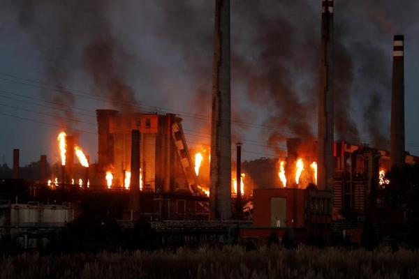 Pese a la alarma vecinal, no ha habido daños personales. Las llamas han provocado «daños muy graves». Los quemadores seguirán trabajando durante la noche para quemar el gas en baterías de cok. Foto: EFE/ José Luis Cereijido