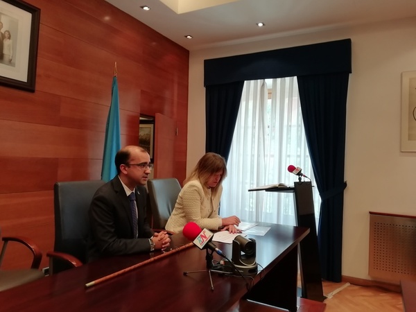 CANGAS DEL NARCEA: El Ayuntamiento de Cangas del Narcea seguirá gobernado por el PSOE e IU. Al frente del mismo seguirá José Víctor Rodríguez, que logró reeditar el pacto y continuar al frente del Consistorio con Laura Álvarez como teniente de Alcalde. "Será un gobierno de continuidad", adelantó Rodríguez, citando como proyectos a rematar en el mandato, la residencia de ancianos en La Cortina. Para Álvarez, "es el momento de recoger lo que sembramos en la legislatura anterior". Para IU el proyecto que terminó de equilibrar la balanza fue el polígono agroalimentario en Rengos. El portavoz del PP, José Luis Fontaniella, la fuerza más votada, lamentó que las decisiones locales se vean influidas por las direcciones regionales. informa Belén G.-Hidalgo