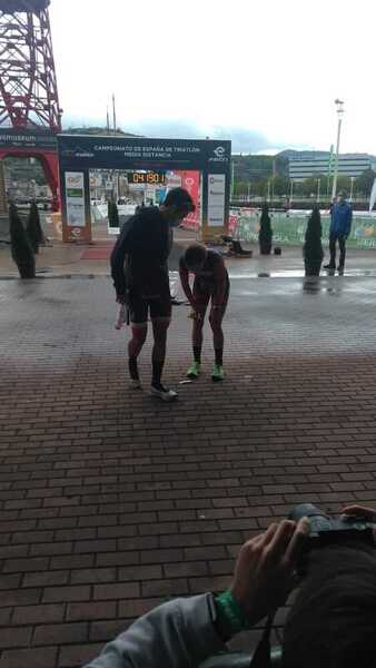 Gómez Noya premia al Bilbao Triathlon