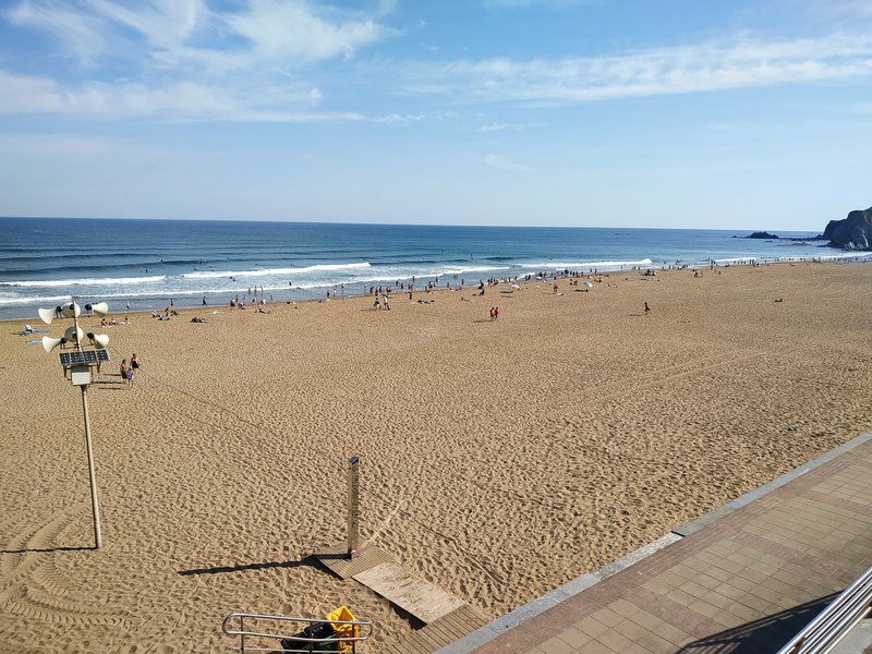 La Policía se despliega en las playas, levanta a bañistas y cierra accesos para frenar el aluvión