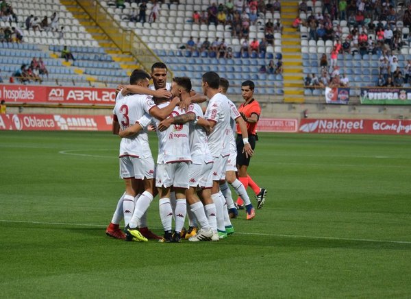 Los jugadores de la Cultural celebran el gol