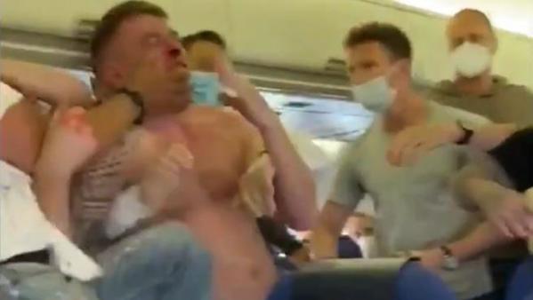 Pelea en un vuelo a Ibiza por dos pasajeros ebrios que se negaban a ponerse la mascarilla