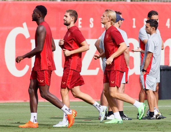 Januzaj y Dolberg ya entrenan con el Sevilla