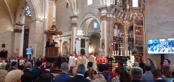 Los valencianos se vuelcan con la Senyera en un recorrido histórico