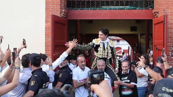 Castella, Talavante y Rufo echan el cierre a la feria de toros por la puerta grande
