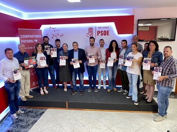 Integrantes de la candidatura socialista de Vélez-Málaga, este viernes en su sede. / SUR