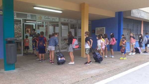 En Santoña hoy regresan a las aulas en torno a un millar de niños. En el colegio Macías Picavea ya han entrado los primeros escolares con distancia de seguridad, mascarillas y haciendo fila para recibir antes de entrar al centro el gel hidroalcohólico