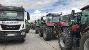 Los transportistas exhiben su fuerza en Granada con apoyo del campo