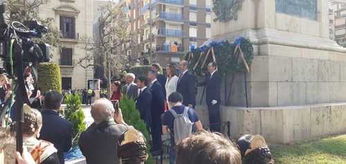 Los valencianos se vuelcan con la Senyera en un recorrido histórico