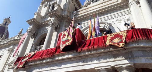 Los valencianos se vuelcan con la Senyera en un recorrido histórico