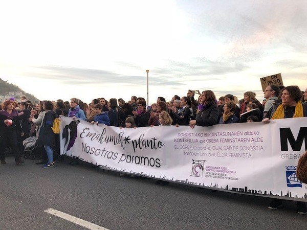 Arranca la manifestación y a lo largo del recorrido, por el paseo de La Concha, se ven diferentes pancartas que se irán unirán a la manifestación. /Ainhoa Múgica